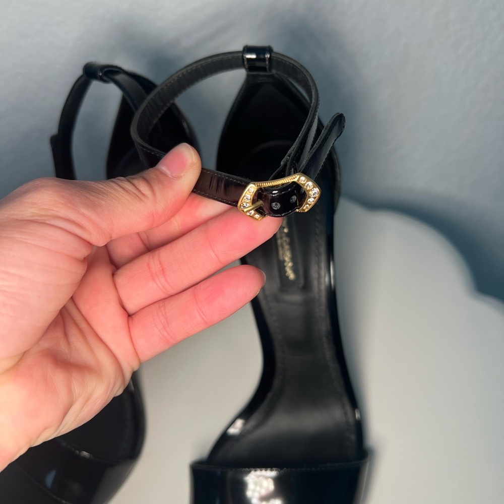 Dolce & Gabbana Black Patent Leather sandals with baroque DG detail - Picture 10 of 17